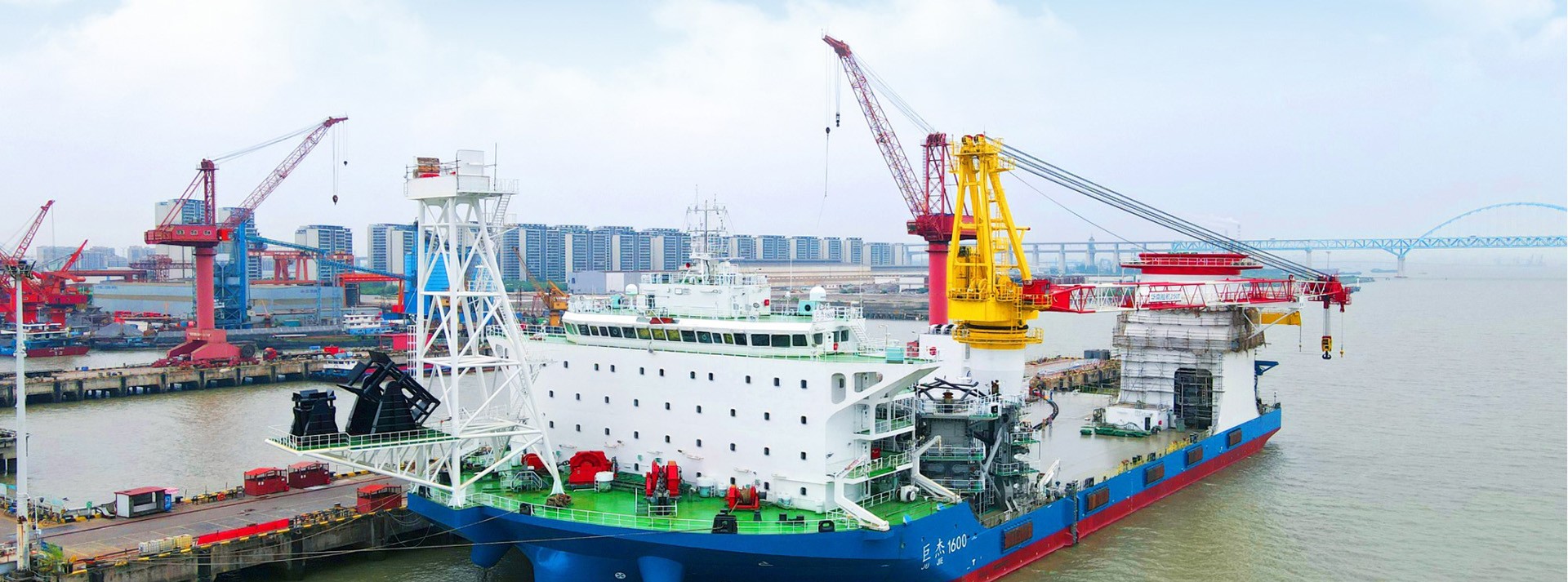 1600T self-elevating self-propelled outrigger boat